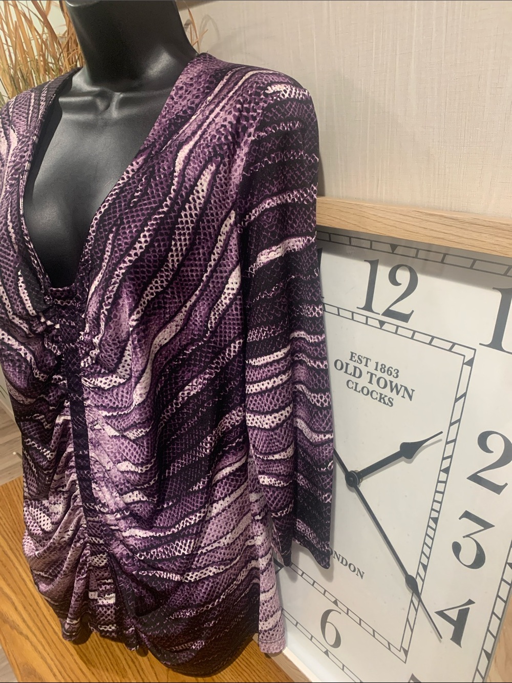 Purple Patterned V-Neck Ruched Blouse - Picture 3 of 11